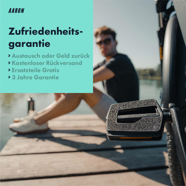 AARON Urban Fahrradpedale - Schwarz mit rutschfester Oberfläche und integriertem Reflektor am Citybike bei Sonnenschein.