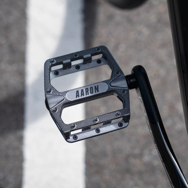 AARON Rock MTB Pedale - Grau mit großer rutschfester Plattform und langlebigen Industriekugellagern für Mountainbikes