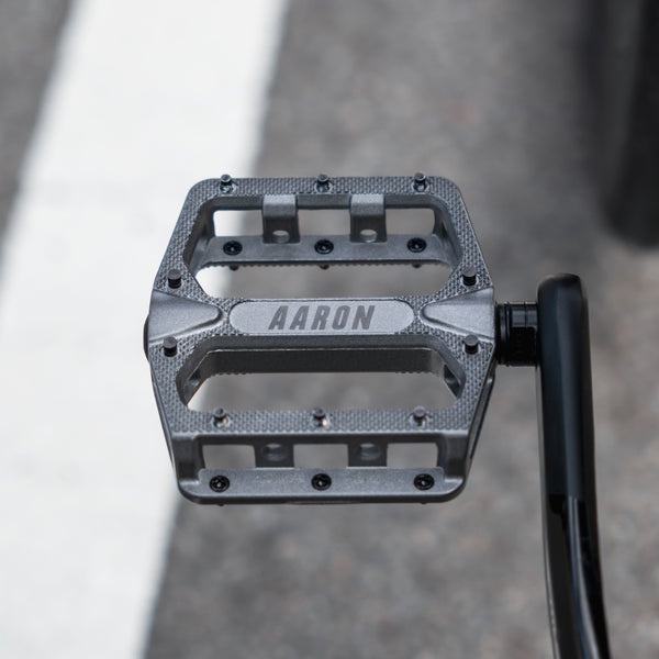 AARON Rock MTB Pedale - Grau mit großflächiger Plattform und 10 austauschbaren Pins für optimalen Halt beim Mountainbiken.