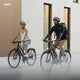 Zwei Radfahrer mit AARON Fit Fahrradgriffe - Ergonomisch - Schwarz fahren sicher und komfortabel in urbaner Umgebung.