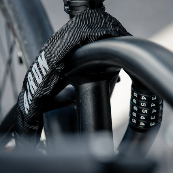 AARON Lock One Fahrradschloss mit Zahlencode in Schwarz am Fahrradrahmen mit sichtbarem 5-stelligen Zahlenschloss.
