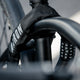 AARON Lock One Fahrradschloss mit Zahlencode in Schwarz am Fahrradrahmen mit sichtbarem 5-stelligen Zahlenschloss.