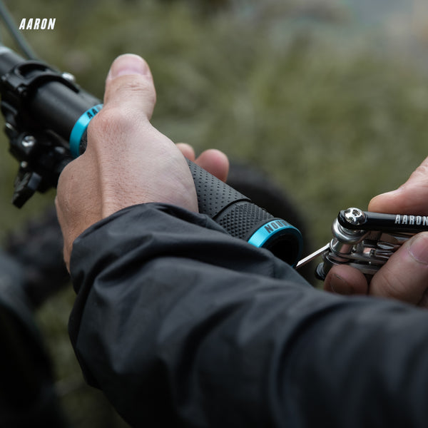 AARON MTB Fahrradgriffe - Blau mit rutschfester Oberfläche und ergonomischem Design für sicheren Halt beim Mountainbiken.