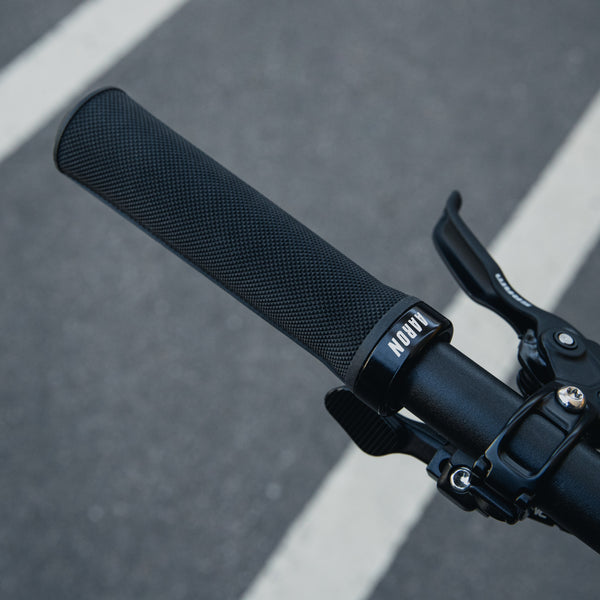 AARON Peak - MTB, Enduro & BMX Fahrradgriffe in Schwarz mit rutschfestem Lock-On Design und hohem Grip.