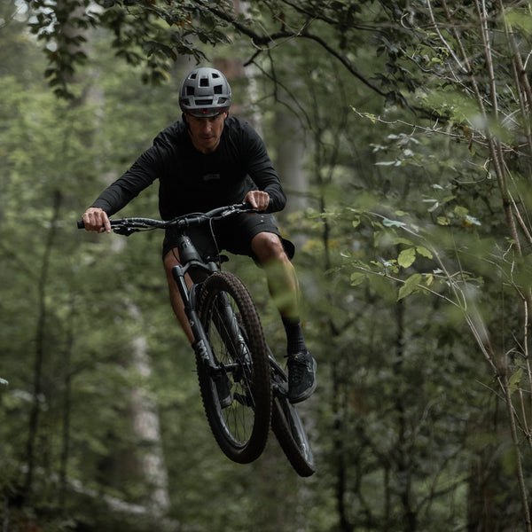AARON Peak - MTB, Enduro & BMX Fahrradgriffe Schwarz am Lenker eines Mountainbikers im Wald.
