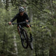 AARON Peak - MTB, Enduro & BMX Fahrradgriffe Schwarz am Lenker eines Mountainbikers im Wald.