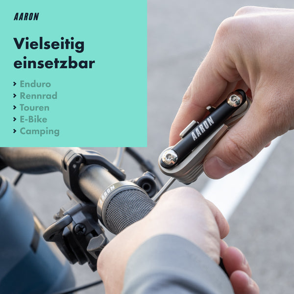 AARON Tool 20 in 1 Multitool - Fahrrad Multifunktionswerkzeug in Schwarz beim Reparieren am Fahrradgriff unterwegs.