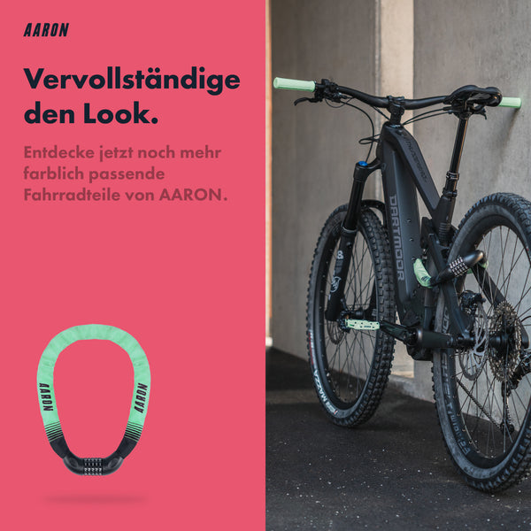 AARON Dirt MTB Fahrradpedale - Mint am schwarzen Mountainbike mit mintfarbenen Griffen