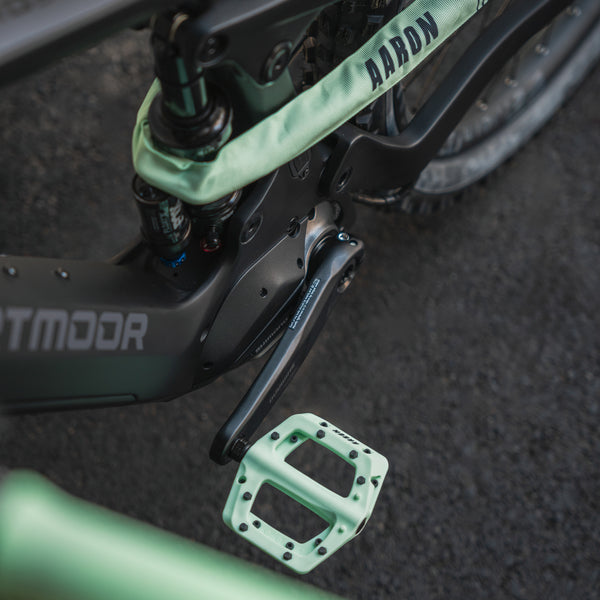 AARON Dirt MTB Fahrradpedale - Mint am Mountainbike montiert mit 8 austauschbaren Pins für sicheren Halt.