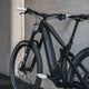 AARON Dirt MTB Fahrrad Pedale - Weiß an einem schwarzen Mountainbike für Downhill- und Trekkingfahrten.