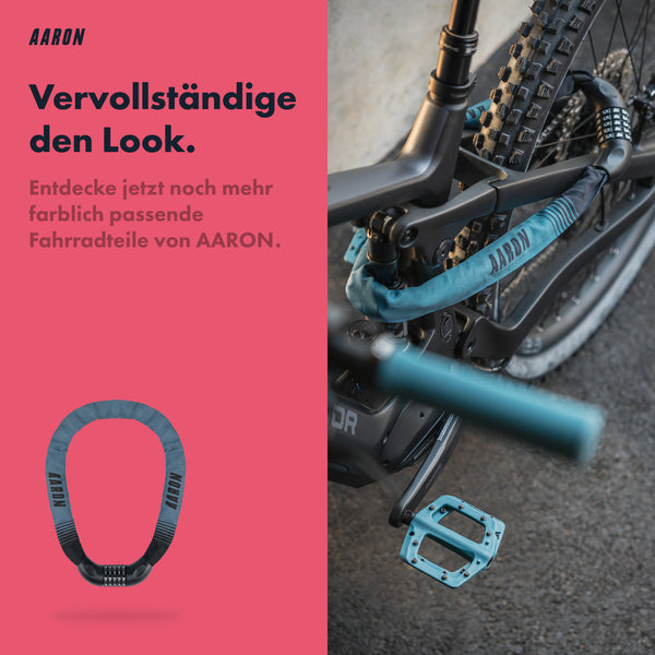 AARON Dirt Pedale - Blau - B-WARE am Mountainbike neben einem blauen Fahrradschloss