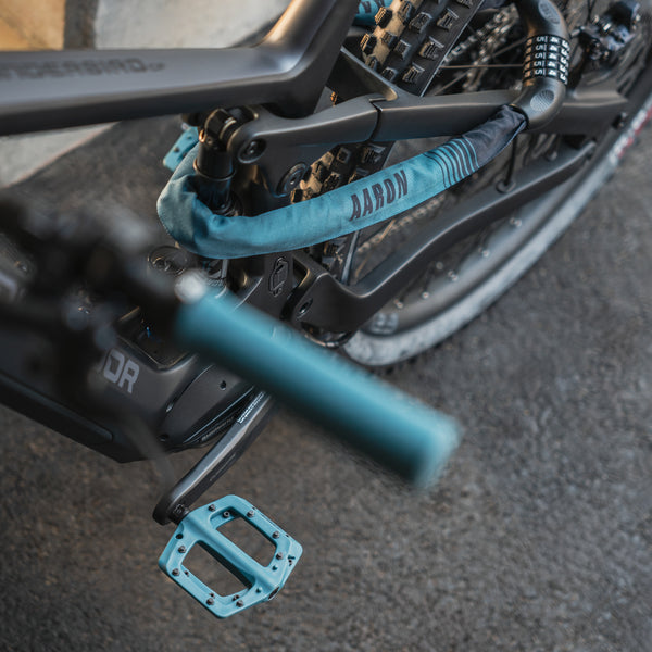 AARON Lock One Fahrradschloss mit Zahlencode in Grau Blau sicher am Fahrrad montiert.