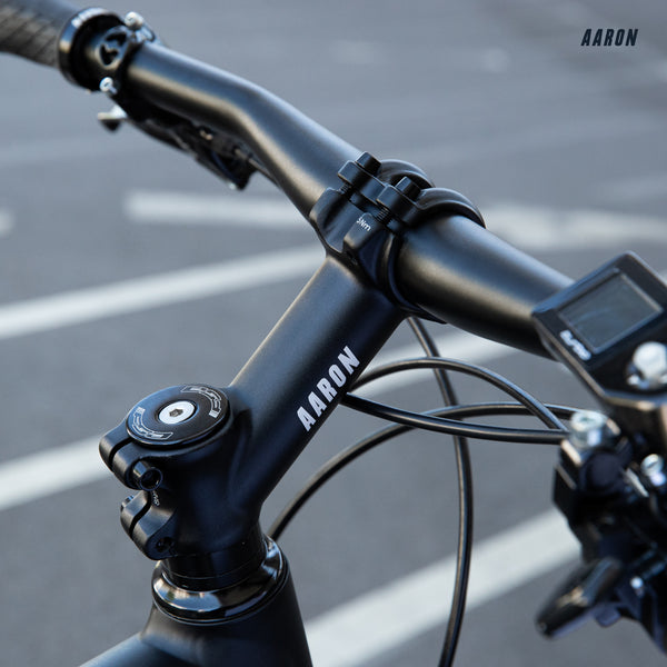 AARON Stem Fahrrad Lenkervorbau mit 35° Winkel in schwarz montiert an Fahrradlenker mit Logo.