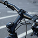 AARON Stem Fahrrad Lenkervorbau mit 35° Winkel in schwarz montiert an Fahrradlenker mit Logo.