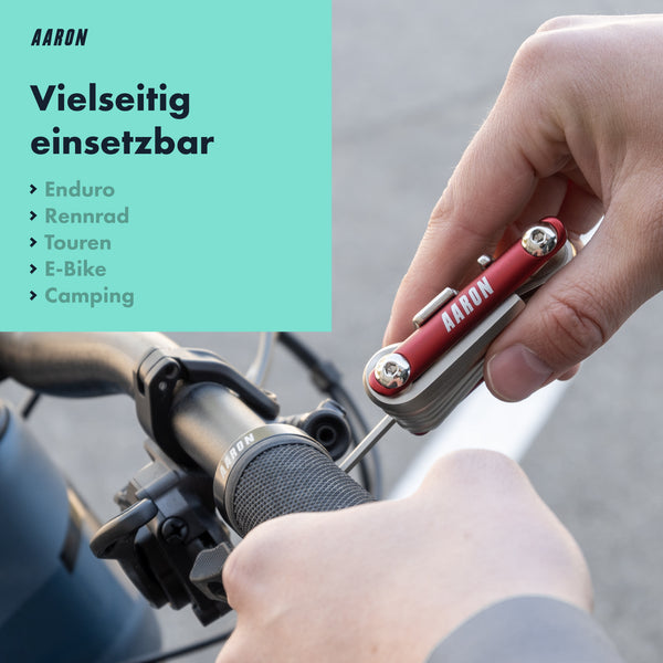 AARON Tool 20 in 1 Multitool - Fahrrad Multifunktionswerkzeug Rot im Einsatz zur Reparatur am Fahrradlenker beim Mountainbiken.
