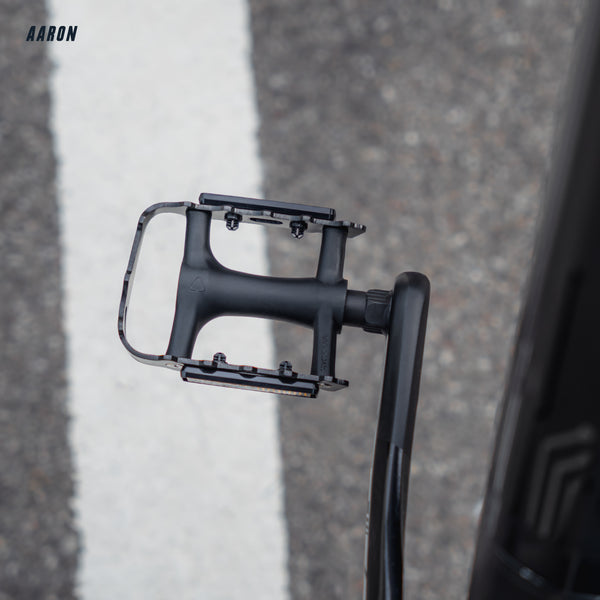 AARON Tour Fahrradpedale mit Reflektoren - Aluminium - Schwarz für sicheren Grip und optimale Sichtbarkeit im Straßenverkehr.