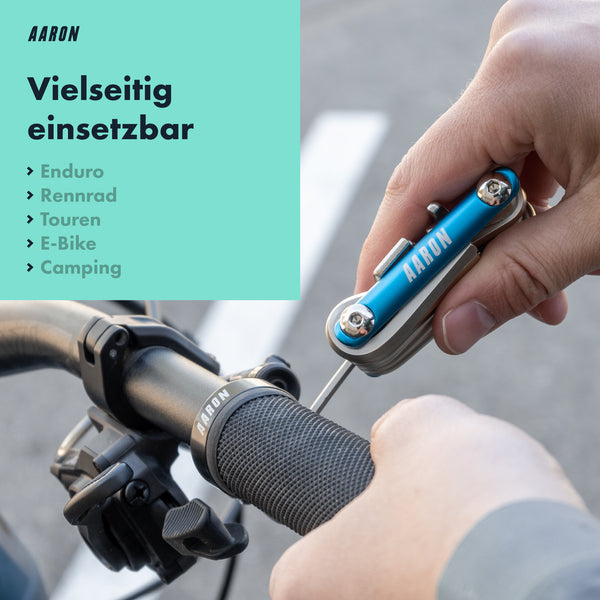 AARON Tool 20 in 1 Multitool - Fahrrad Multifunktionswerkzeug in Blau beim Einstellen am Fahrradgriff.