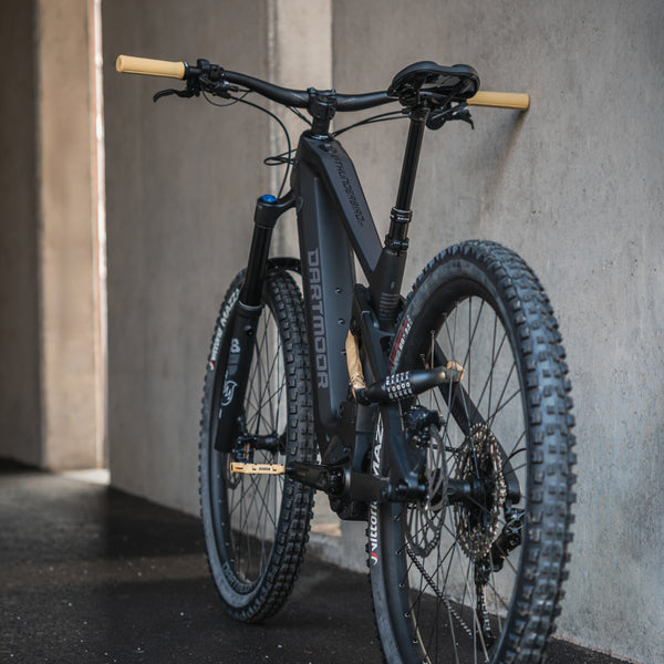 AARON Peak - MTB, Enduro & BMX Fahrradgriffe in Beige an schwarzem Mountainbike vor Betonwand