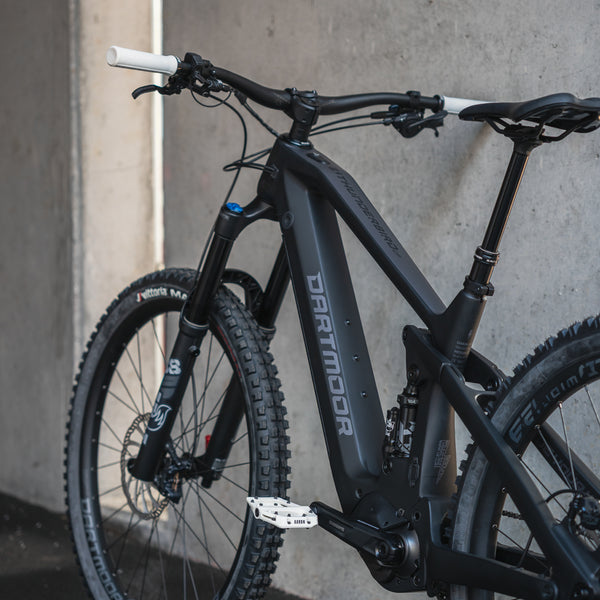AARON Peak - MTB, Enduro & BMX Fahrradgriffe in Weiß am schwarzen Mountainbike montiert.