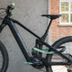 AARON Peak - MTB, Enduro & BMX Fahrradgriffe in Mint an schwarzem Mountainbike mit Lock-On Ring montiert.