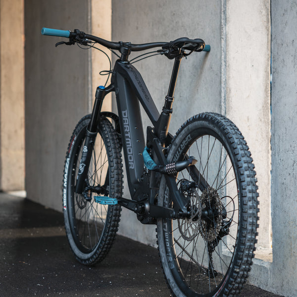 AARON Peak - MTB, Enduro & BMX Fahrradgriffe in Grau Blau am schwarzen Mountainbike montiert