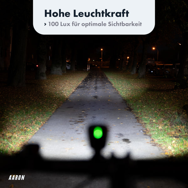 AARON LUX Pro Fahrradlicht Set – starke Ausleuchtung und hohe Sichtbarkeit auf dunklem Radweg bei Nacht.
