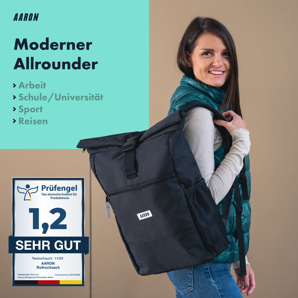 AARON Rolltop Rucksack für Damen und Herren - Schwarz am Rücken einer Frau im Alltag