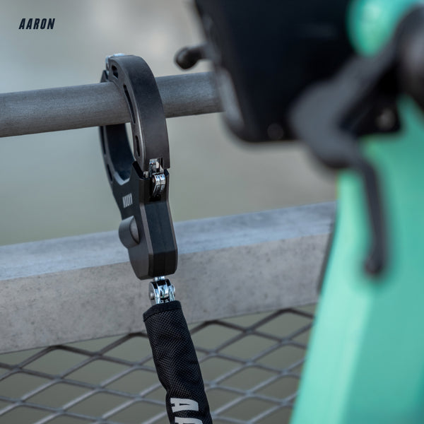 AARON Bolt Handschellenschloss für E-Scooter in Gelb mit robustem Stahlbau und kratzfestem Design am Scooter gesichert.