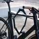 AARON Premium Pro Faltschloss 110 cm am schwarzen Fahrradrahmen befestigt, Sicherheitsstufe 18 für E-Bikes.