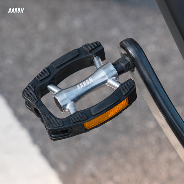 AARON City 2.0 Fahrradpedale - Schwarz mit gummierter Oberfläche und reflektierendem Sicherheitsclip aus nächster Nähe