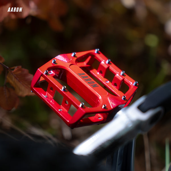 AARON Rock MTB Pedale - Rot mit Pin-Profil für rutschfesten Halt und robustem Design für anspruchsvolles Mountainbiken
