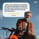 AARON Fit Fahrradgriffe - Ergonomisch - Schwarz, Mann mit Fahrrad zeigt Daumen hoch bei sonnigem Himmel.
