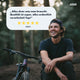 AARON Dirt MTB Fahrrad Pedale - Weiß mit positiver Kundenbewertung, Mountainbiker sitzt lachend im Wald neben Fahrrad.