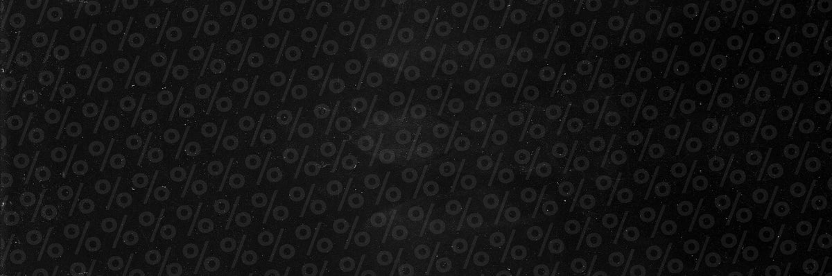 Ein dunkler, strukturierter Hintergrund mit einem sich wiederholenden diagonalen Muster aus weißen Prozentzeichen (%). Die Oberfläche erscheint leicht abgenutzt und zerkratzt.