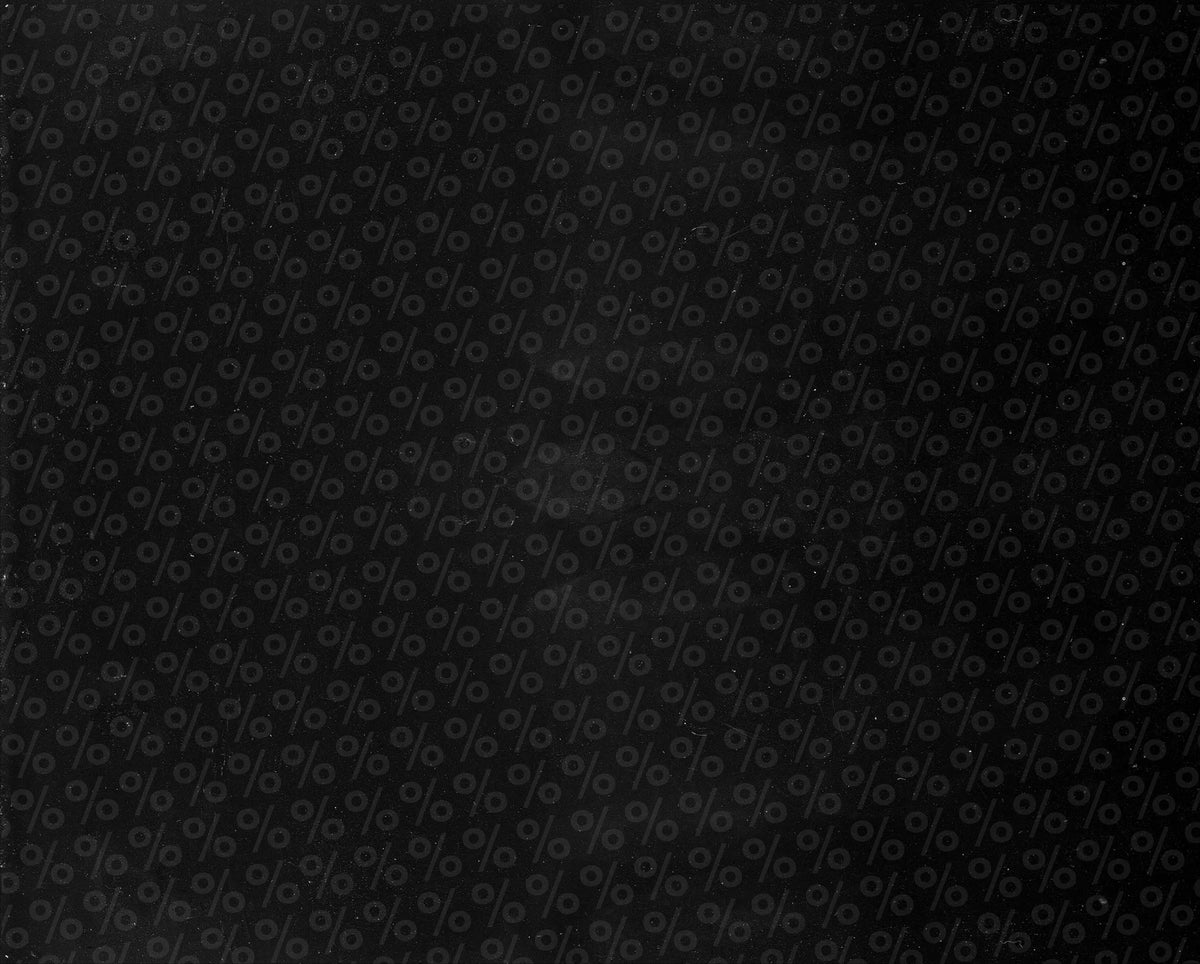Ein dunkler, strukturierter Hintergrund mit einem sich wiederholenden Muster aus hellgrauen Prozentsymbolen (%), die diagonal über das gesamte Bild angeordnet sind.