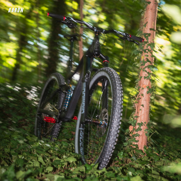 AARON Rock MTB Pedale - Rot am Mountainbike im Wald mit robustem Grip und langlebiger Aluminiumplattform