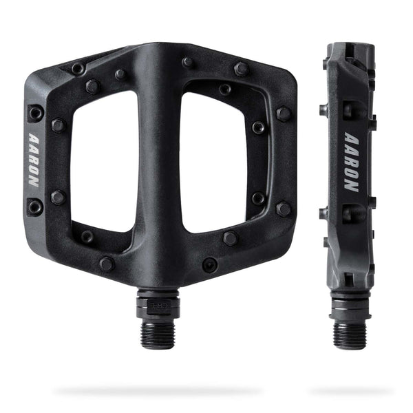 AARON Dirt MTB Fahrradpedale - Schwarz mit geriffelter Oberfläche und austauschbaren Pins für optimalen Grip im Gelände.