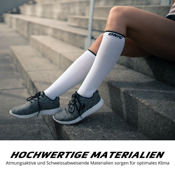 ONIC GEAR Sport Kompressionsstrümpfe - Damen & Herren - Weiß, sitzend getragen, atmungsaktiv und unterstützend beim Sport.