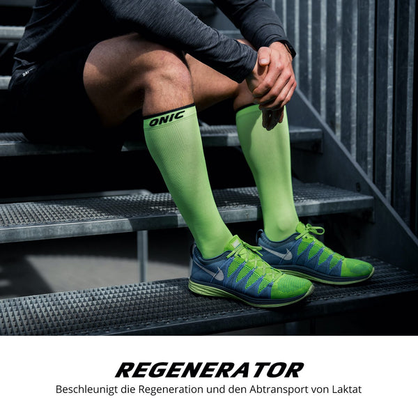 ONIC GEAR Sport Kompressionsstrümpfe - Damen & Herren - Neon Gelb, sitzender Mann mit grünen Socken und Sportschuhen.