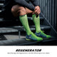 ONIC GEAR Sport Kompressionsstrümpfe - Damen & Herren - Neon Gelb, sitzender Mann mit grünen Socken und Sportschuhen.