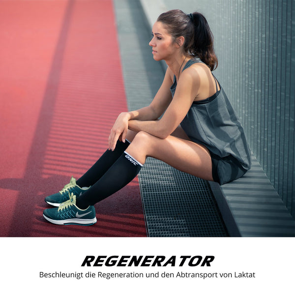ONIC GEAR Sport Kompressionsstrümpfe - Damen & Herren - Schwarz, Frau trägt sie beim Pausieren nach dem Training.